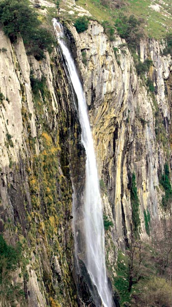 Cascada en el nacimiento del río Asón, en el Parque Natural de los Collados del Asón.