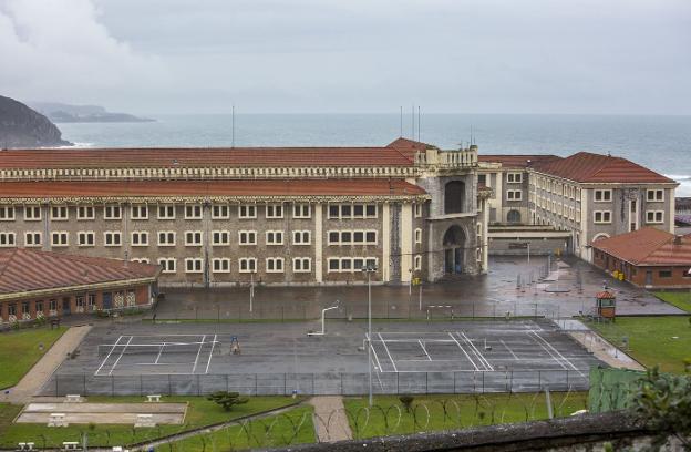 Una vista del centro penitenciario de El Dueso, con la pista polideportiva en primer término.