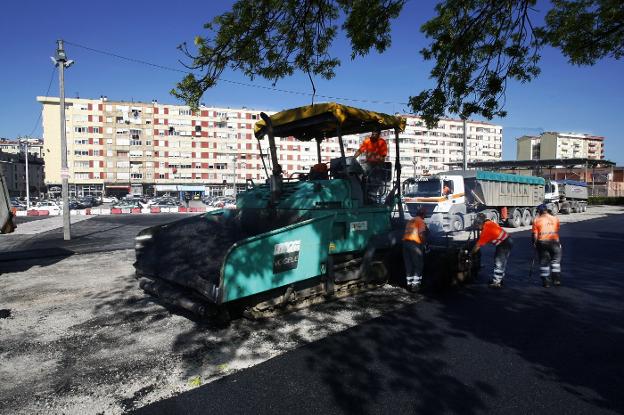 Trabajos de asfaltado en el aparcamiento de Pintor Varela y en la calle Gervasio Hererros, junto a la Escuela de Adultos.