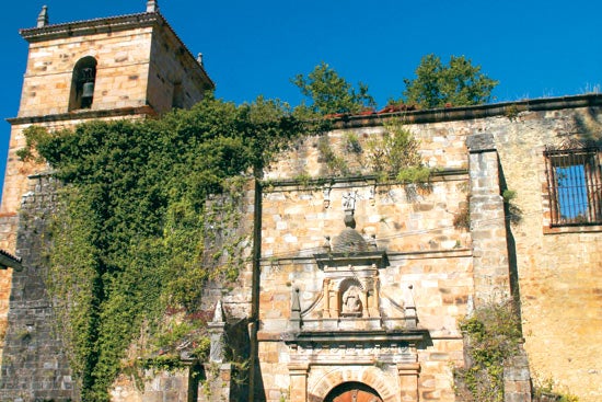 Imagen principal - Exterior de la arruinada iglesia de Santa María. Iglesia de San Pedro, en el barrio de Mollinedo. Iglesia de El Pilar.