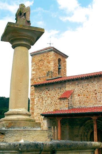 Imagen principal - Iglesia de San Martín, en Cereceda. Iglesia de San Sebastián, en Ojébar. Parroquia de San Andrés, en Rasines.