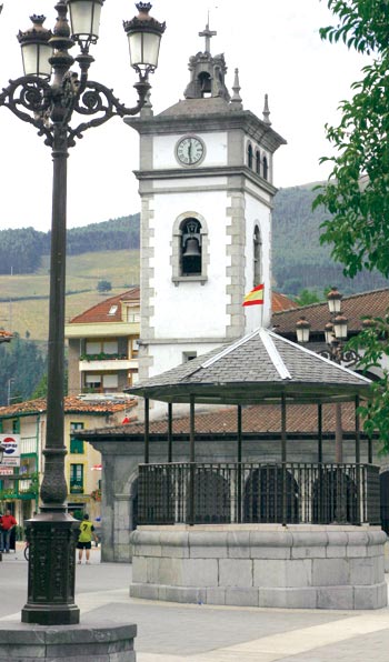 Templete y, en segundo plano, la torre de la iglesia de San Pedro