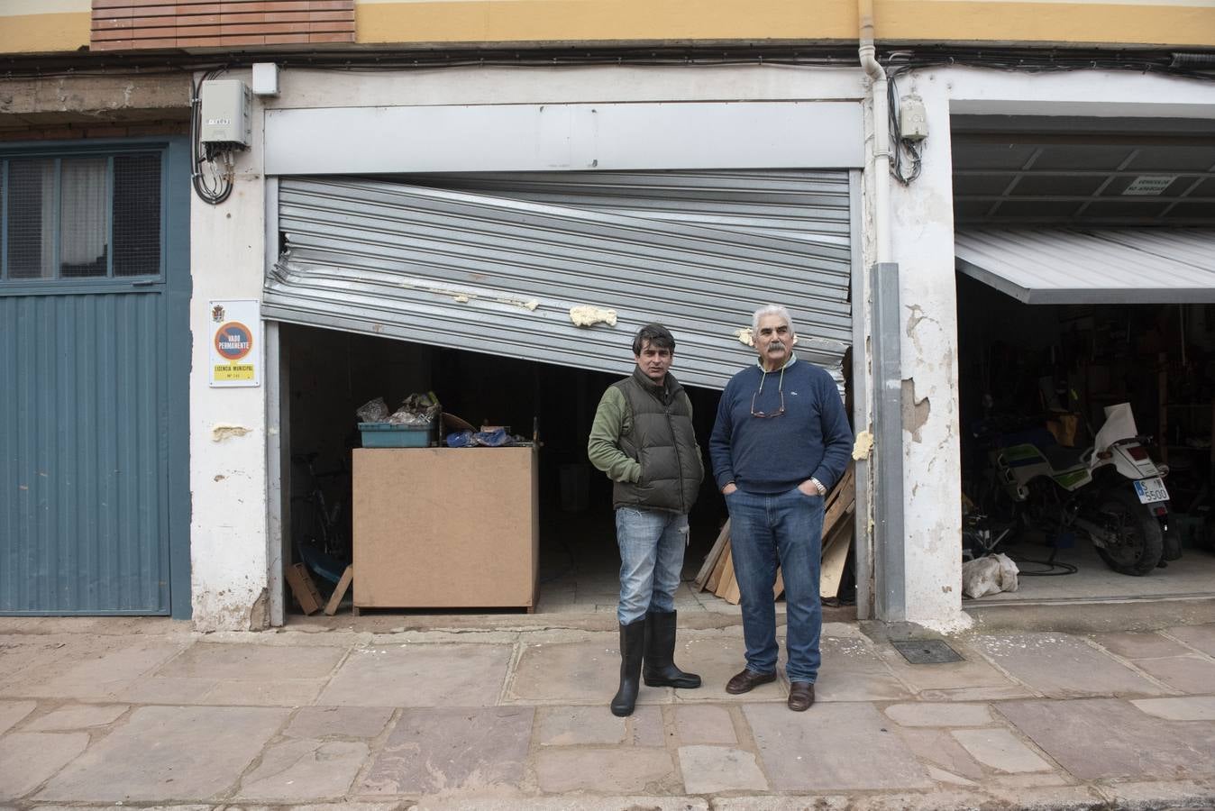 Javier Ramos y Antonio Postigo, frente a sus garajes.