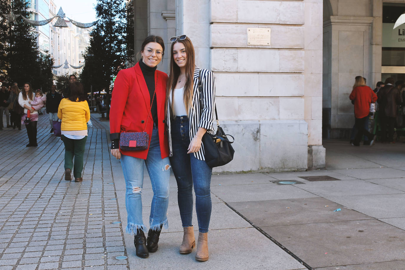 Americanas, vaqueros, botas y un toque de rojo para aludir a lo navideño.