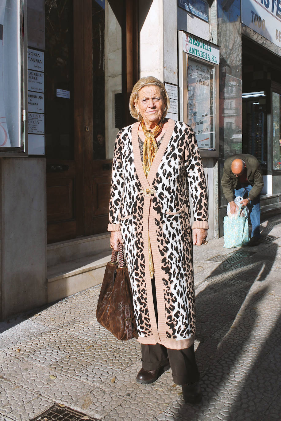 Cárdigan largo de 'animal print' con apliques dorados, combinado con blusa de lentejuelas y foulard y accesorios también en dorados.