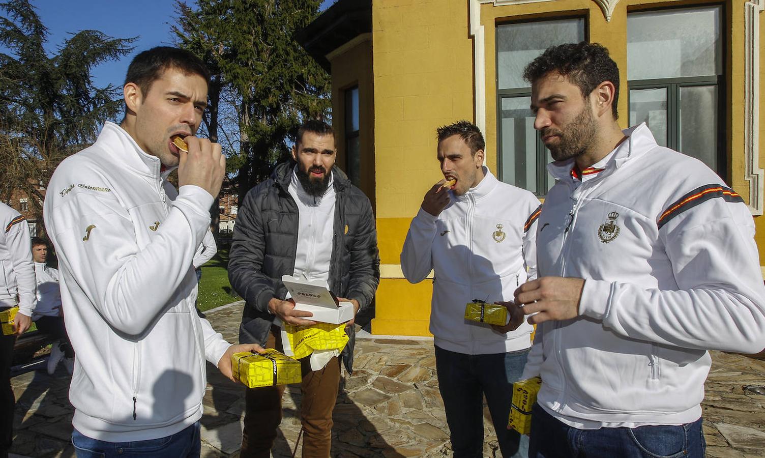 Los 'Hispanos' se encuentran concentrados en el Hotel Torresport en Sierrapando para preparar el Europeo de Balonmano que se disputará a partir del 9 de enero en Austria, Noruega y Suecia. 