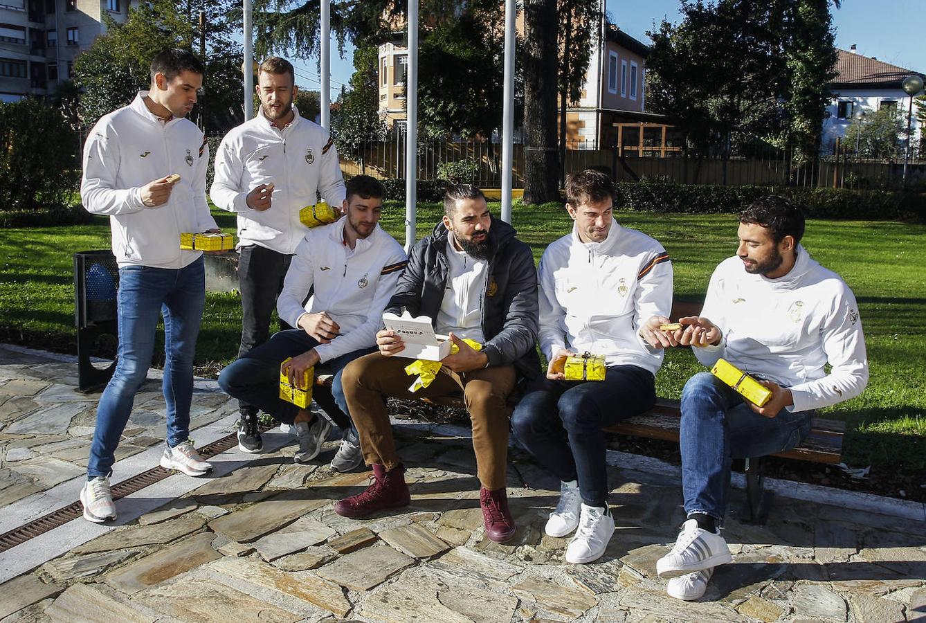 Los 'Hispanos' se encuentran concentrados en el Hotel Torresport en Sierrapando para preparar el Europeo de Balonmano que se disputará a partir del 9 de enero en Austria, Noruega y Suecia. 