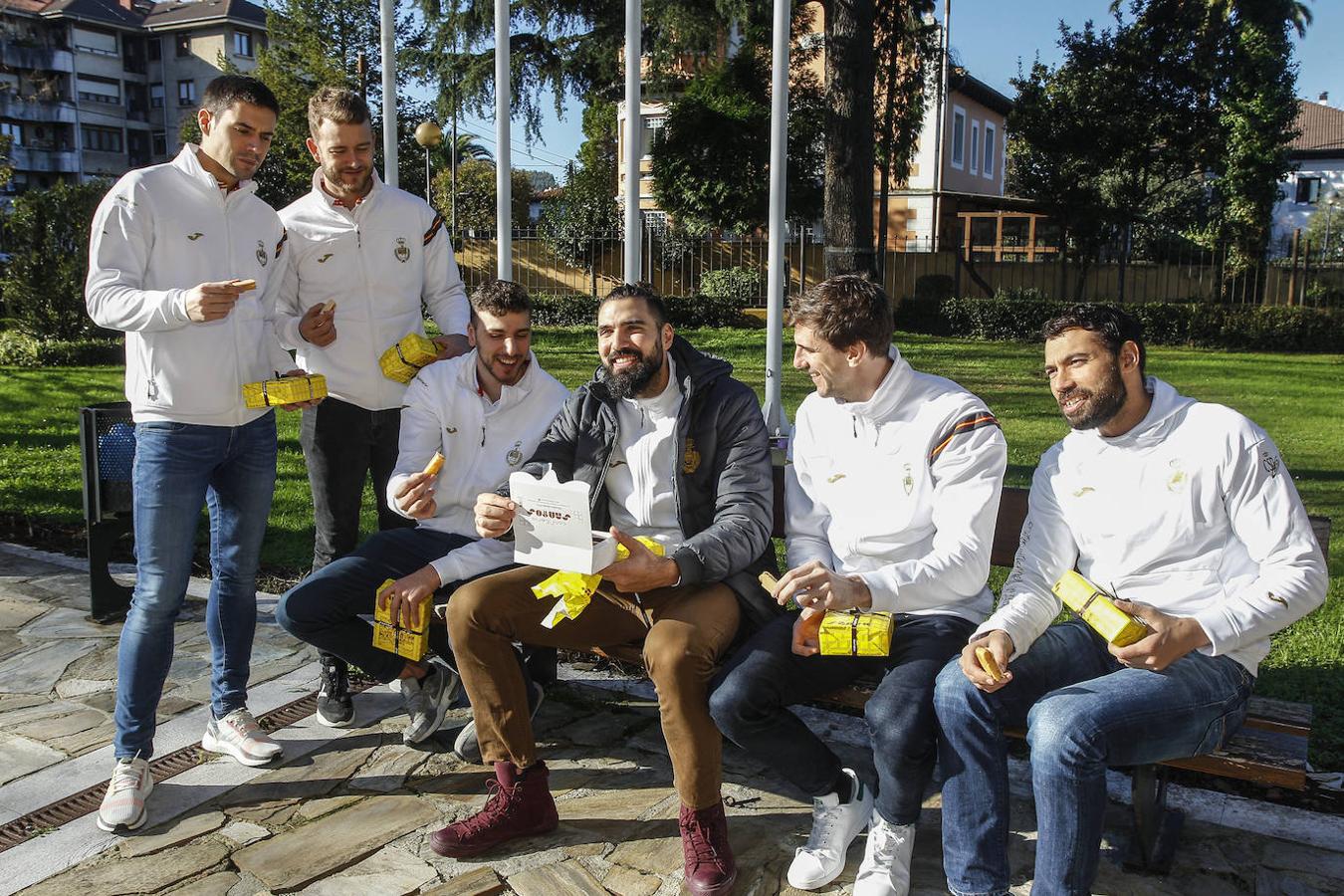 Los 'Hispanos' se encuentran concentrados en el Hotel Torresport en Sierrapando para preparar el Europeo de Balonmano que se disputará a partir del 9 de enero en Austria, Noruega y Suecia. 