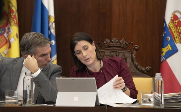 César Díaz, con Gema Igual, en el pleno que está celebrándose en el Ayuntamiento de Santander. 