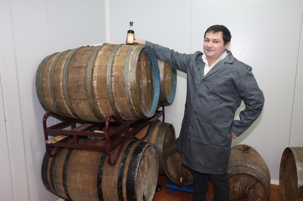 Juanfran, con sus barricas, donde envejece el vinagre.