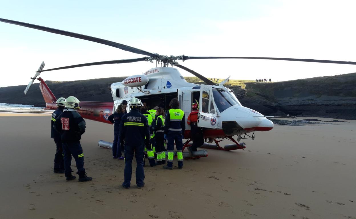 Un hombre resulta herido tras precipitarse en la playa de La Antuerta, en Bareyo