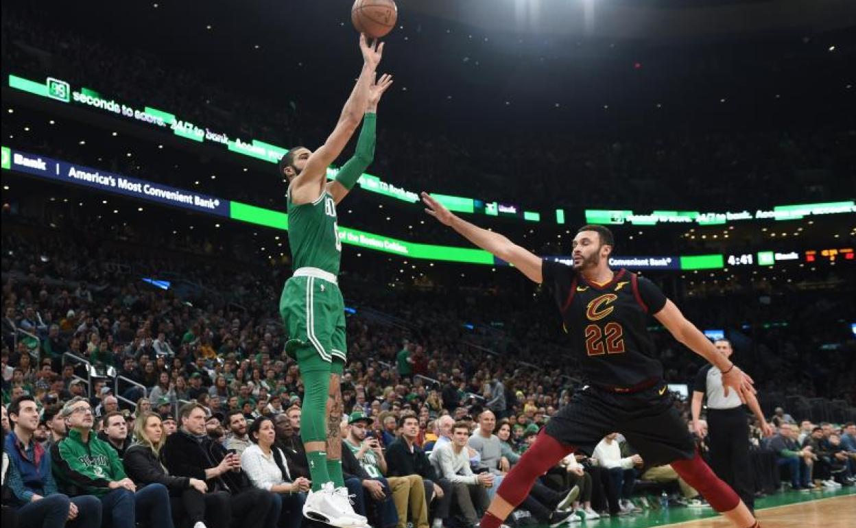 Jayson Tatum lanzando un triple ante la defensa de Larry Nance Jr 