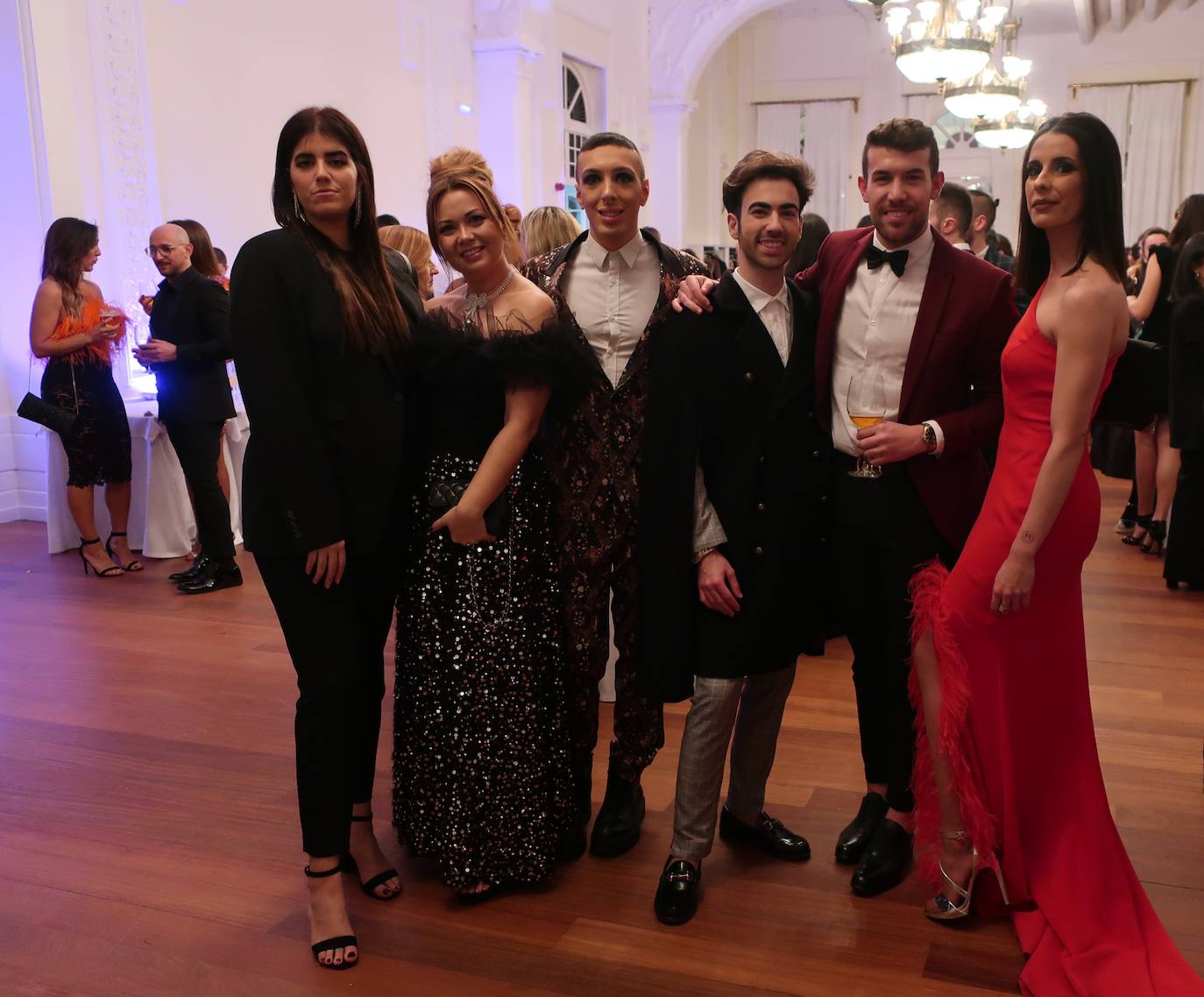 Los 'influencers' Carolina Brunelli, Laura González Quintana, Albert Ciespy, el estilista Diego Lainz, el profesional sanitario Alberto Del Valle y la modelo Elena Outeriño ('Silvia Fernández Atelier').