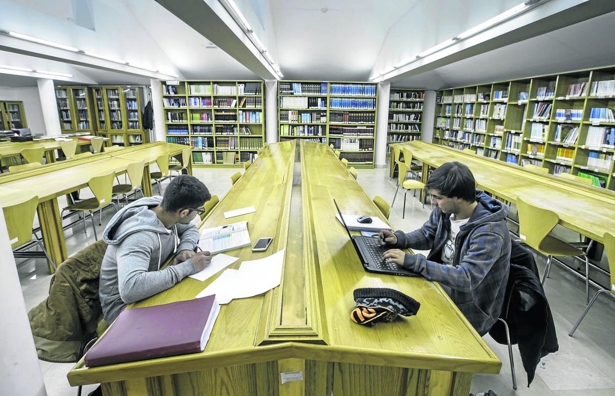 Usuarios estudiando en una bibliotecas de Santoña. :: roberto ruiz