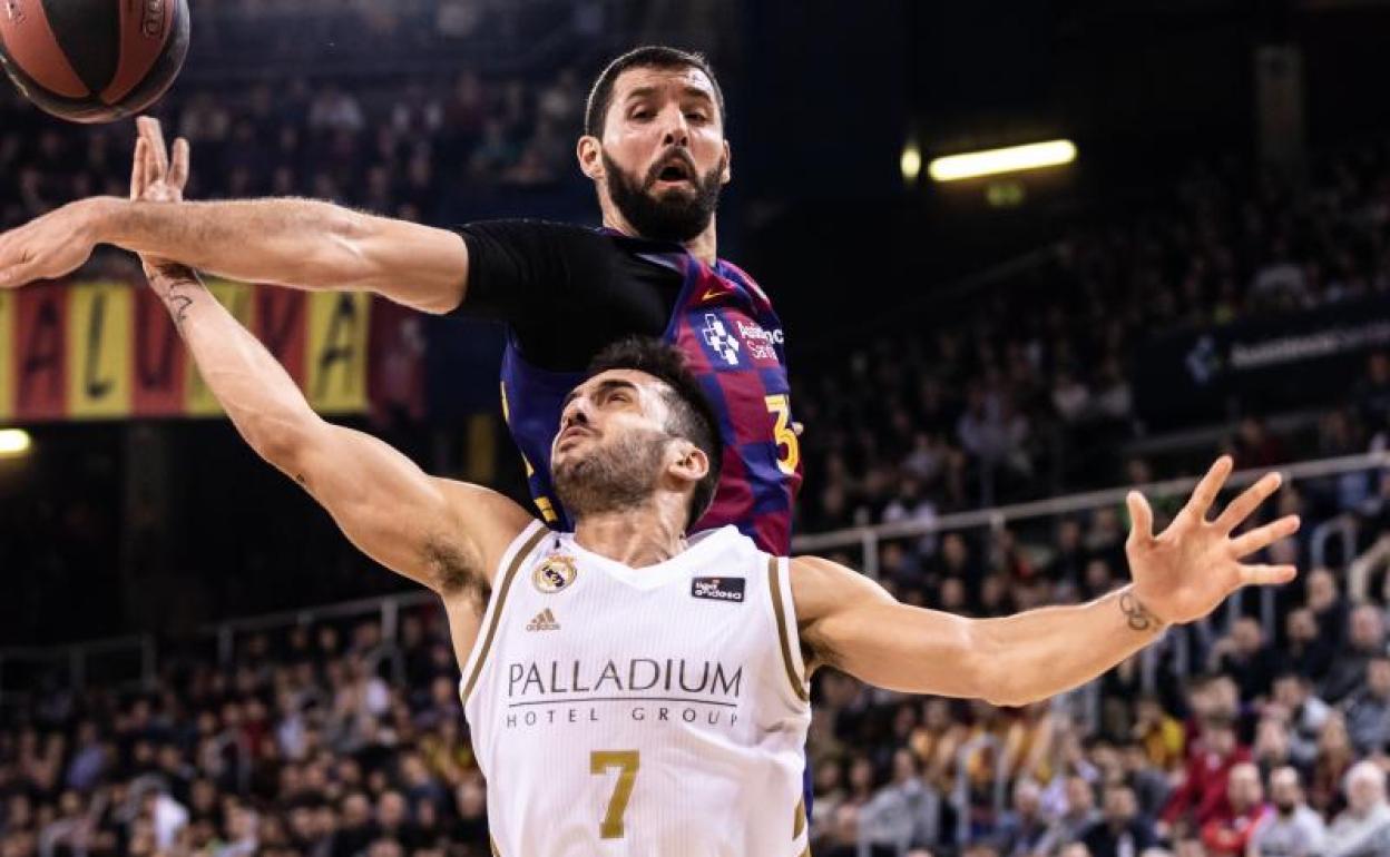 Mirotic trata de evitar un lanzamiento de Campazzo.