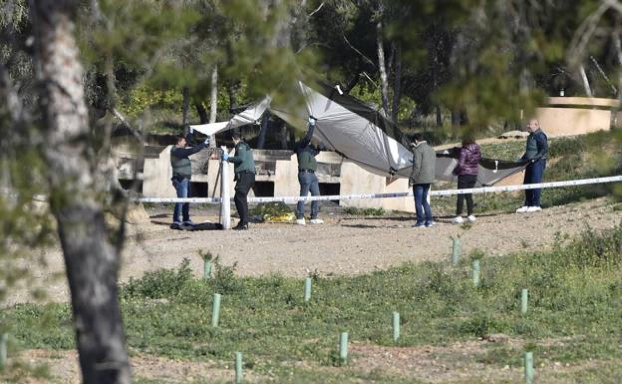 La Guardia Civil recaba pruebas en la zona donde ha aparecido el cadáver de la mujer.