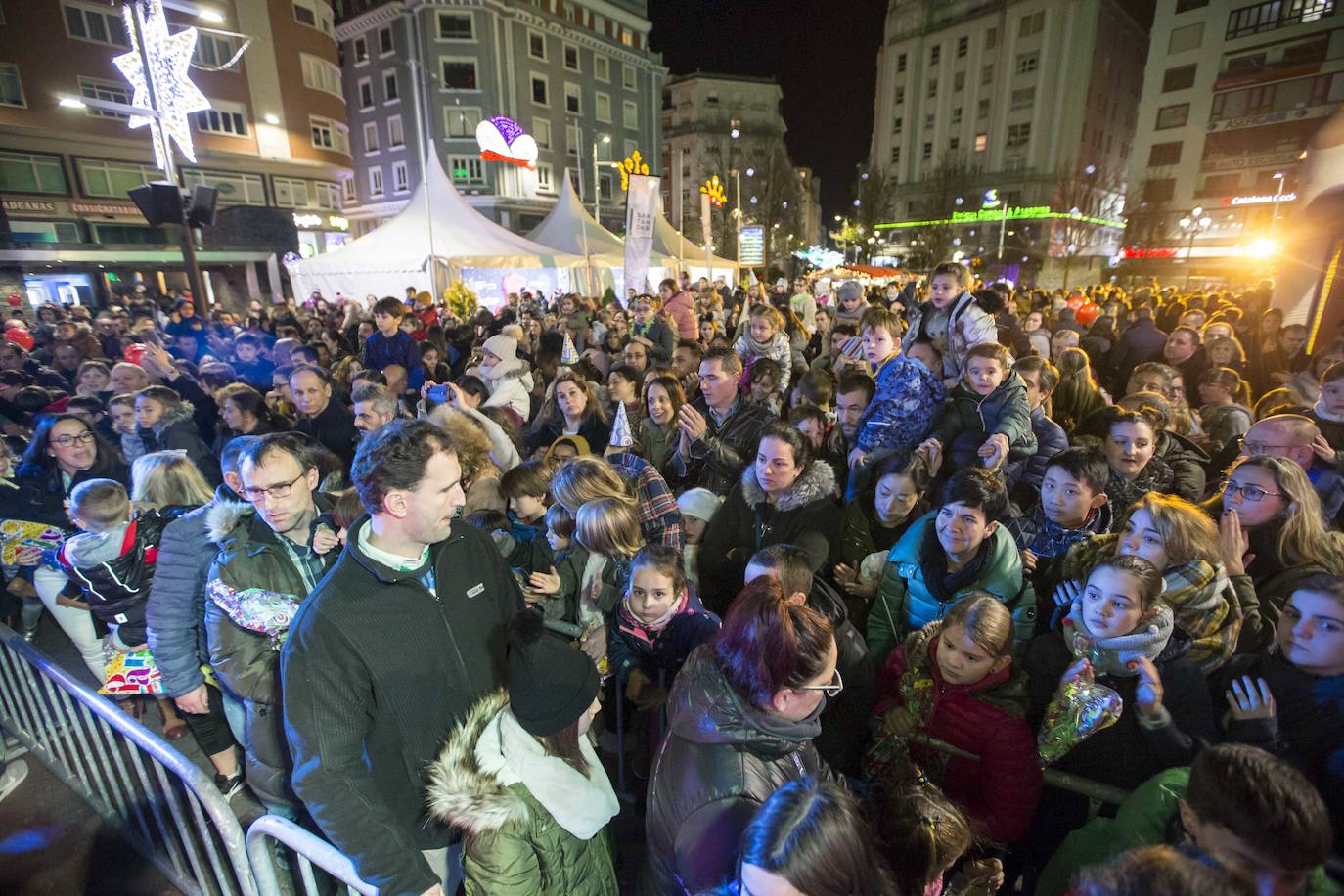 Padres y niños llenaron la Plaza del Ayuntamiento.