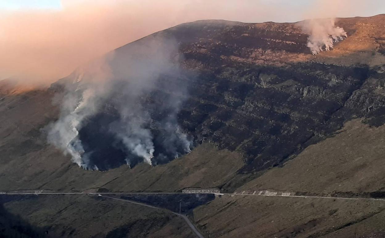 Área de montaña de Vega de Pas que está incendiada.