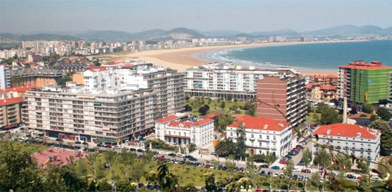 Imagen secundaria 1 - Vista del Ayuntamiento de Laredo. Vista del ensanche de Laredo. A la izquierda, en primer término, la Casa de las Cuatro Témporas y otros edificios del ensanche del XIX. Puerta de Bilbao.