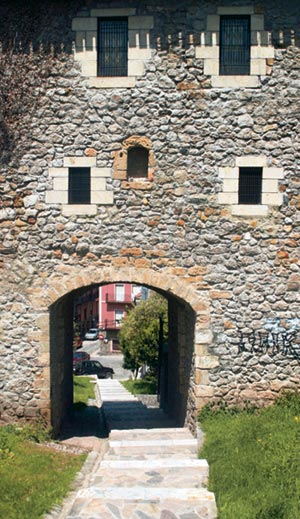 Imagen secundaria 2 - Vista del Ayuntamiento de Laredo. Vista del ensanche de Laredo. A la izquierda, en primer término, la Casa de las Cuatro Témporas y otros edificios del ensanche del XIX. Puerta de Bilbao.