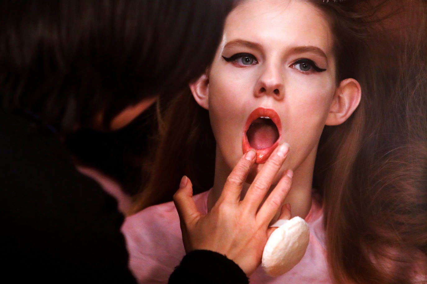 Una modelo se prepara antes de un desfile de la Semana de la Moda de Nueva York.