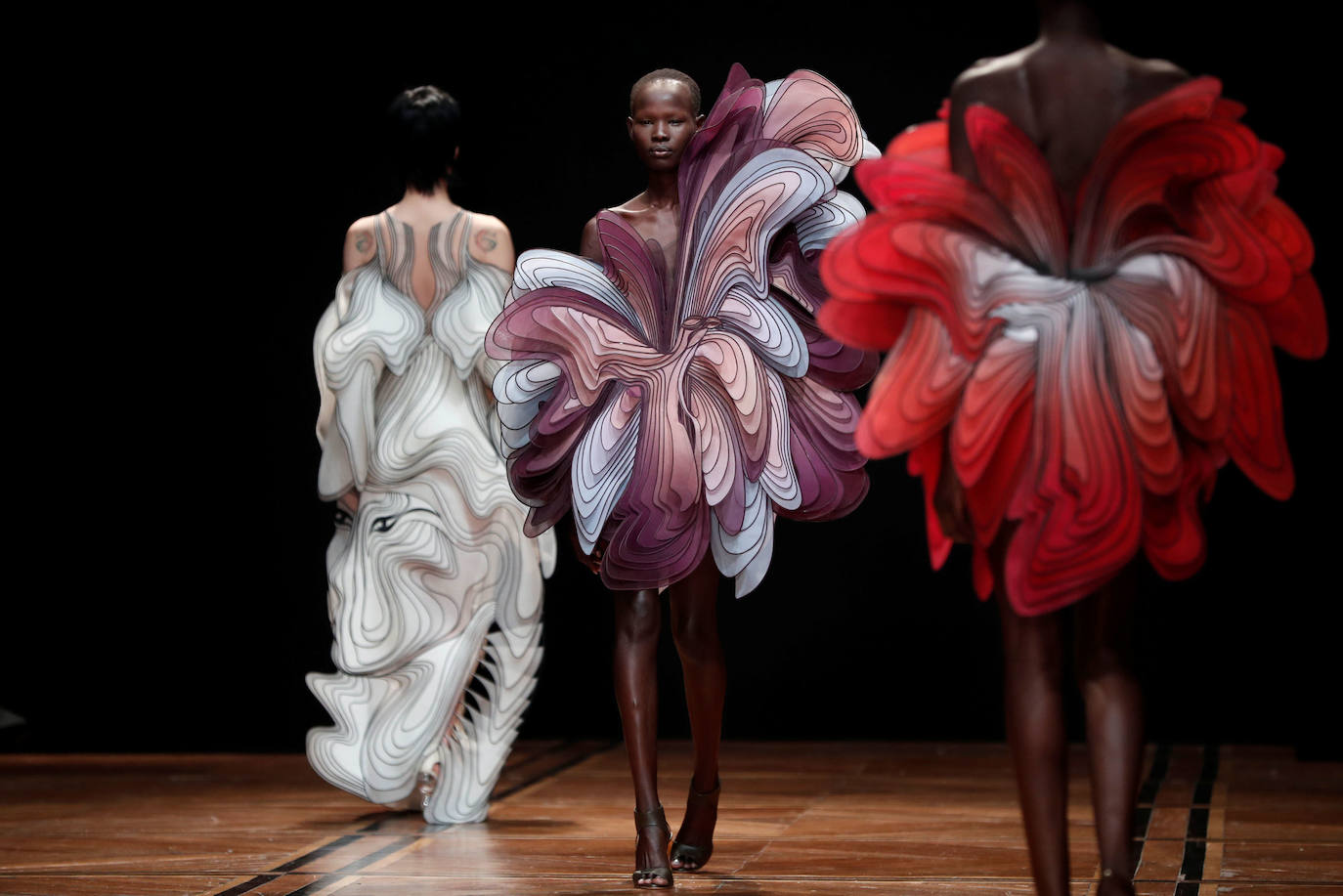 Varias modelos desfilan con las creaciones de la diseñadora holandesa Iris van Herpen de su colección primavera-verano 2019 de la semana de la Alta Costura de París, el 21 de enero de 2019.