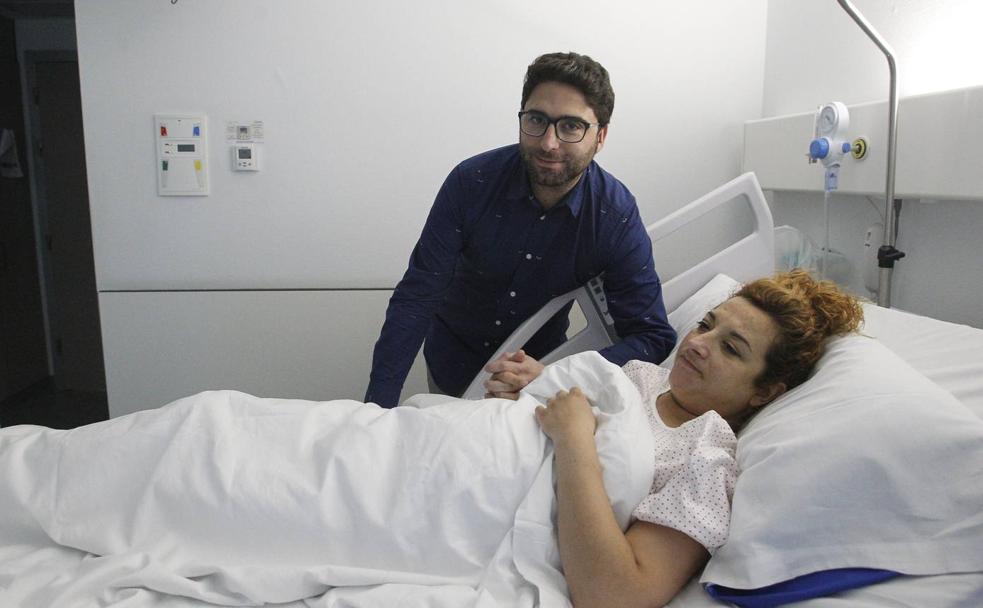 Los padres de Ángel, Verónica y Juan Matías, en la habitación del Hospital Marqués de Valdecilla. Ángel no aparece en la foto porque tuvo que ser trasladado a la unidad de neonatología según nació, aunque se encuentra bien.. 