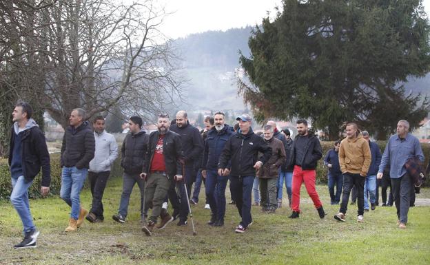 Imagen principal - Los trabajadores de Sniace se concentran para mostrar su «malestar» y «escepticismo» en las negociaciones del ERTE