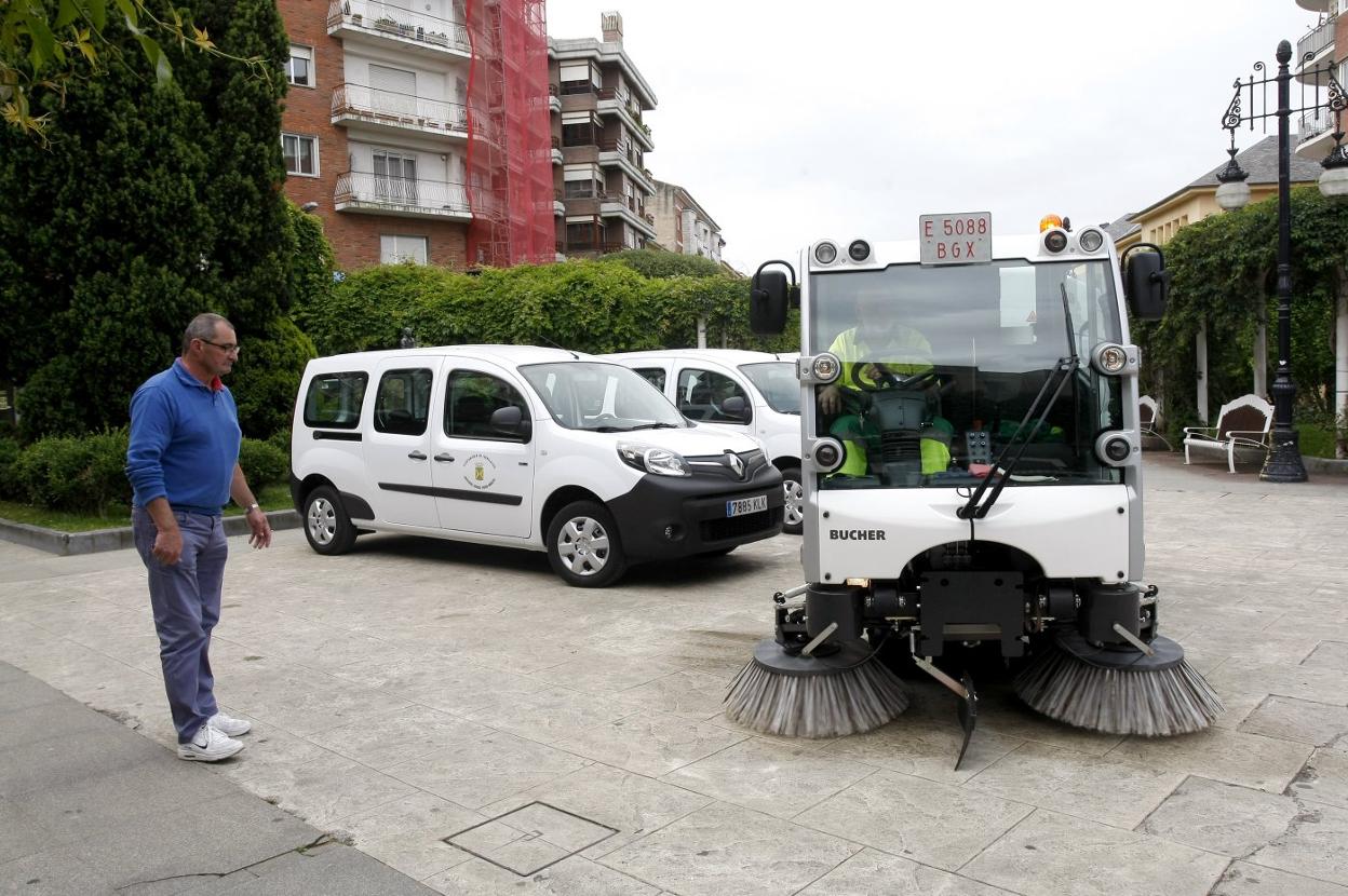 Presentación de vehículos eléctricos del servicio de limpieza en Pequeñeces. 