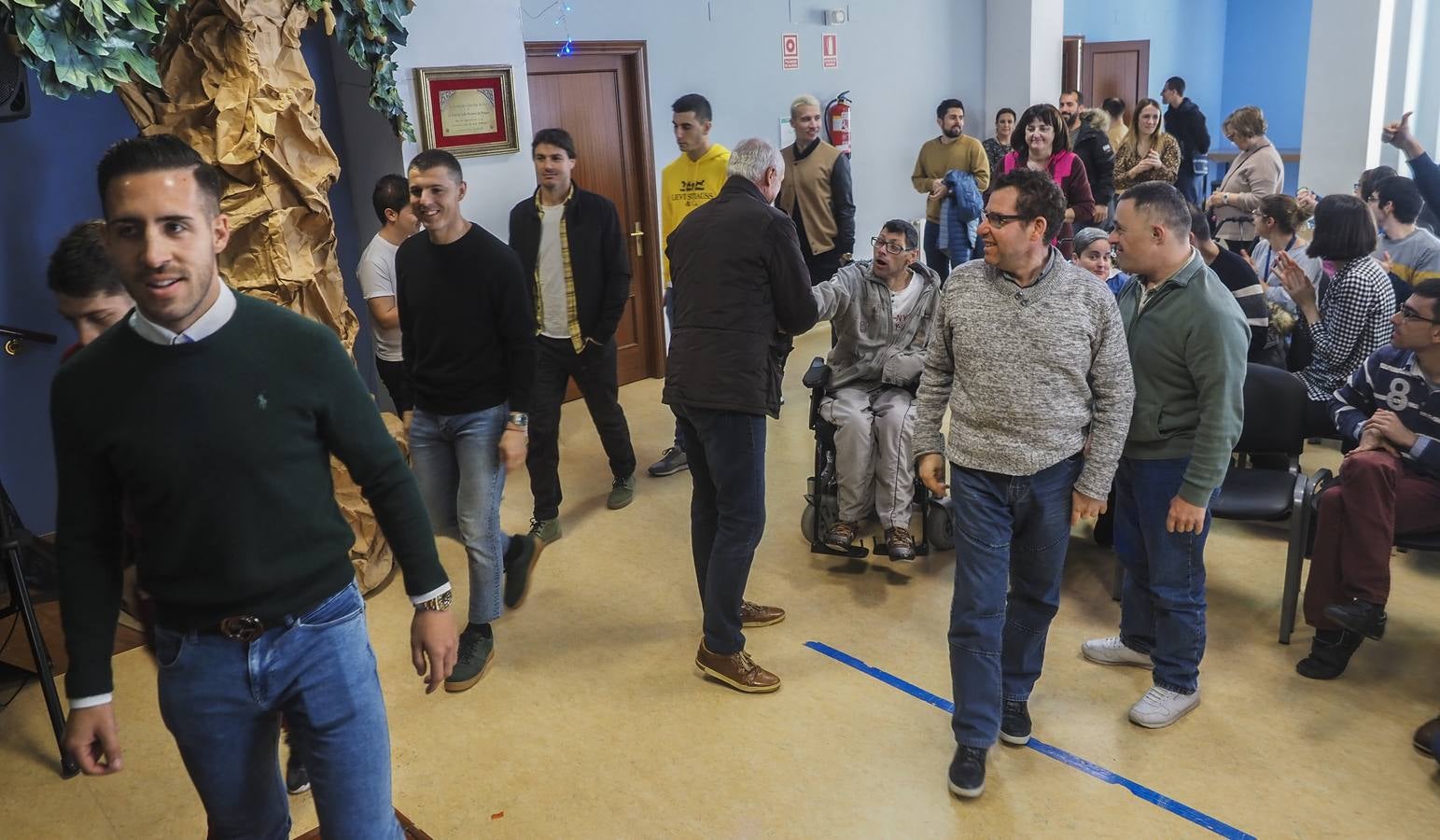 Dani Toribio y Abraham, en primer término, encabezan la comitiva del Racing que visitó la Obra San Martín.