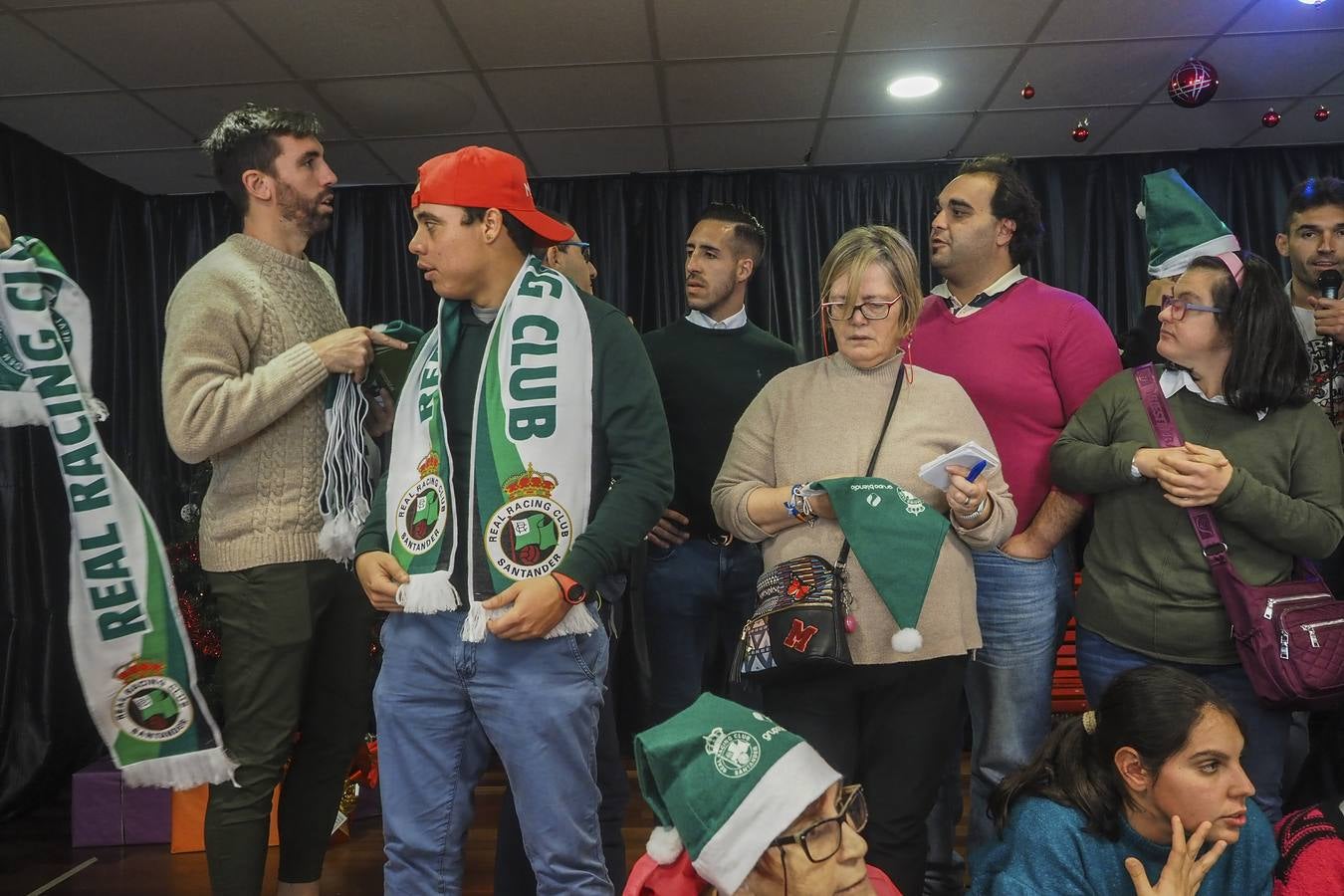 Figueras entrega bufandas y gorros en la Obra San Martín.