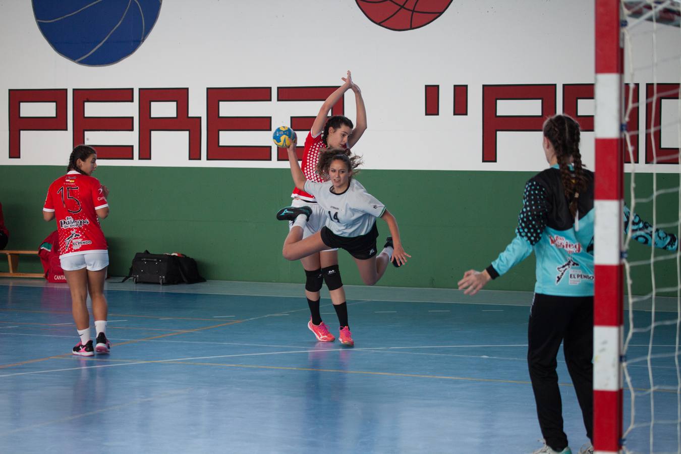 Las jugadoras infantiles de Cantabria jugando ante Extremadura.