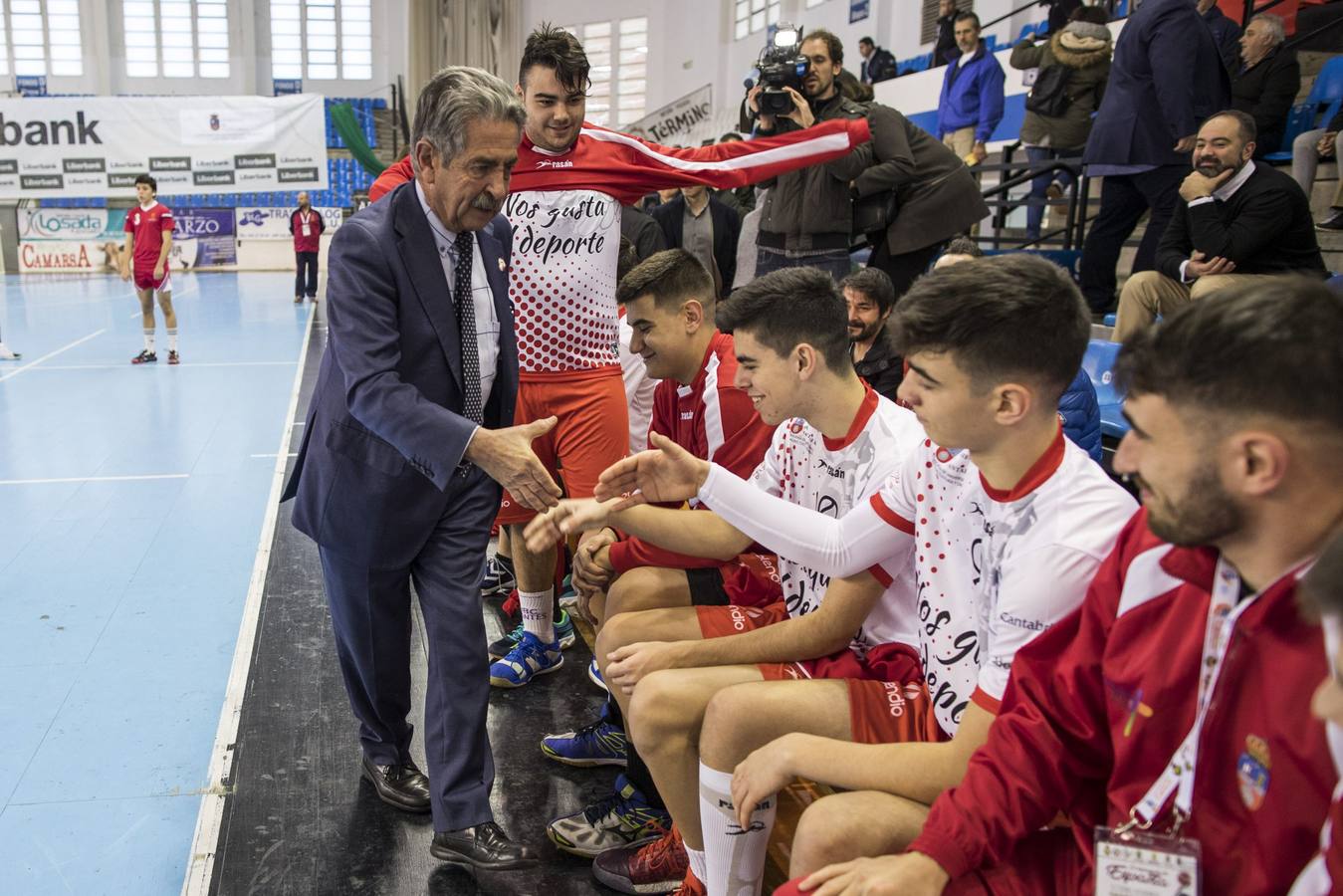 Revilla deseando suerte a los chicos de la selección de Cantabria cadete, en la primera jornada del Campeonato.