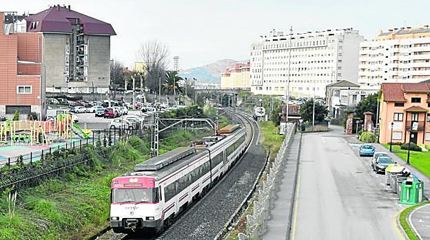 El tren de Renfe a su paso por el casco urbano de Maliaño-Muriedas, ayer, en Camargo. :: dm