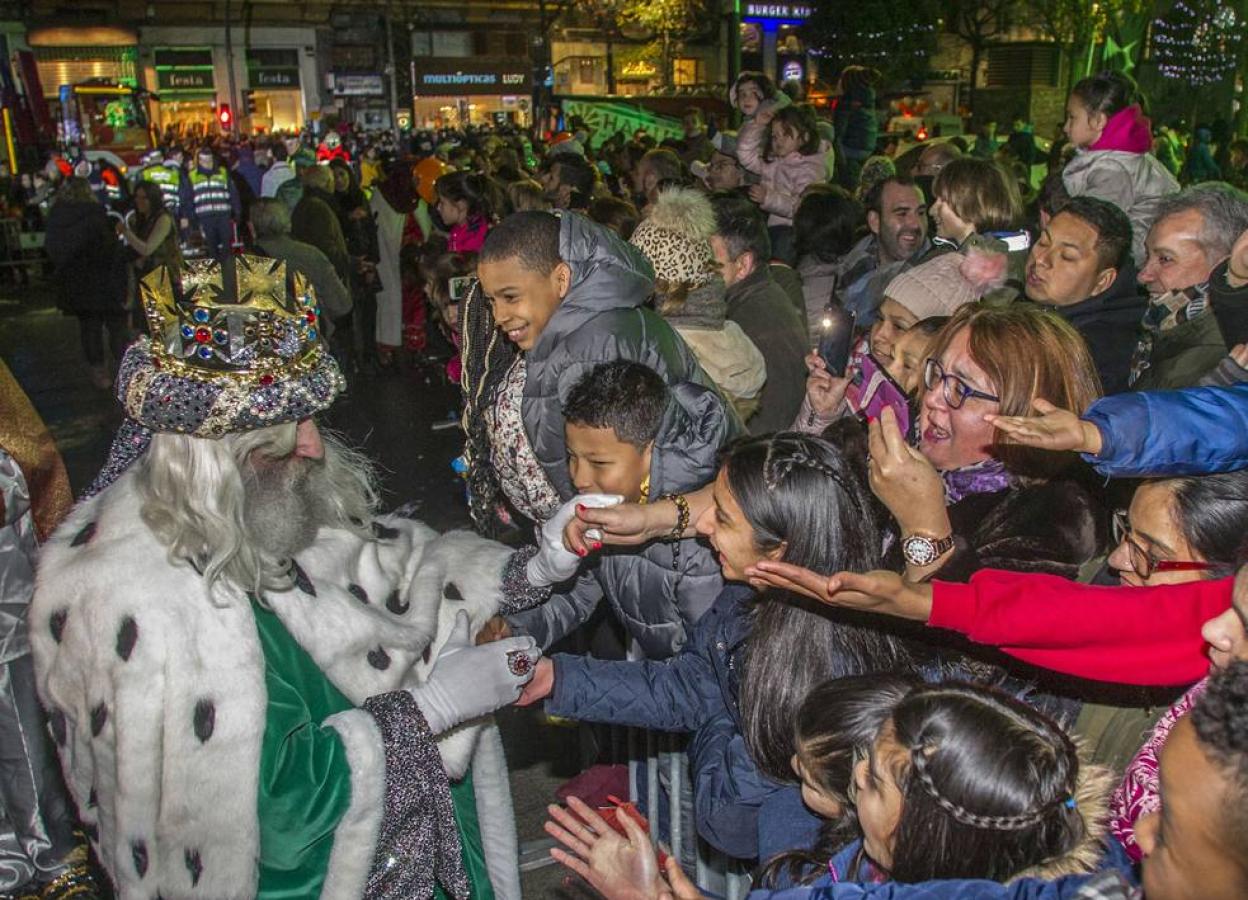 La llegada de los Reyes Magos a la plaza del Ayuntamiento el pasado año. En la imagen, Melchor saluda a un grupo de chavales.