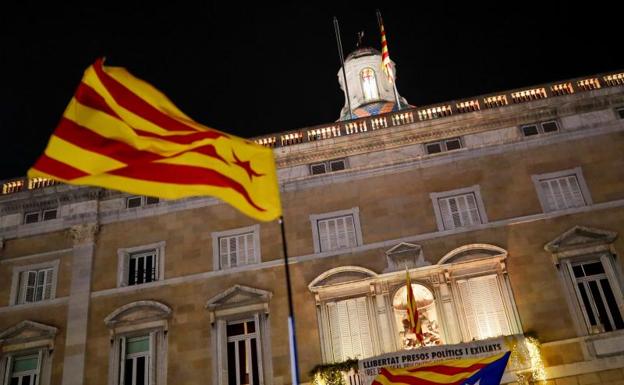 Fachada del Palau de la Generalitat sin la bandera. 