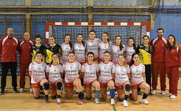 Imagen principal - Arriba el equipo cadete de Cantabria. Abajo, dos jugadoras, una infantil y otra cadete, en plena acción en este campeonato.