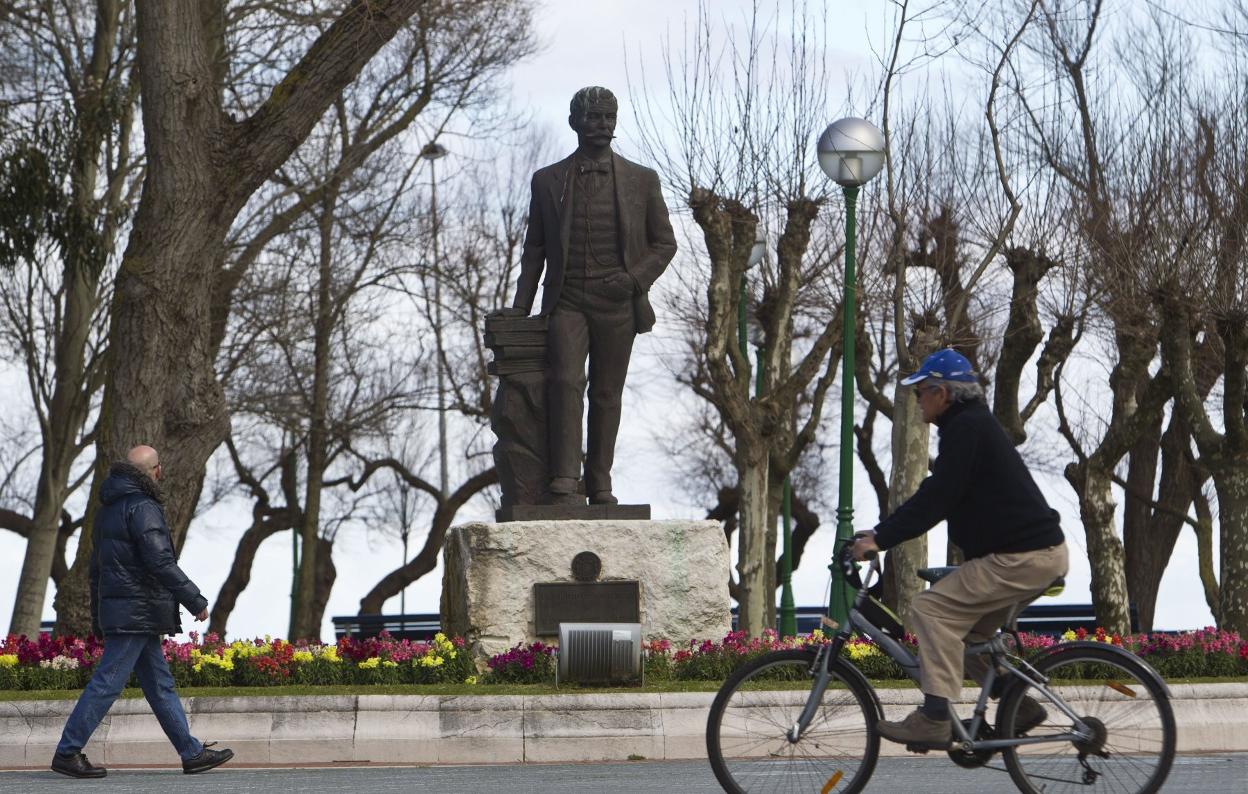 Estatua del escritor en Mesones. 