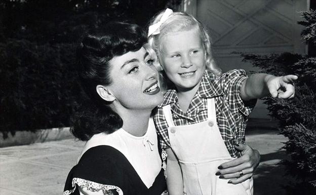 Imagen principal - Joan Crawford y su hija adoptiva Christina, que la retrató como un monstruo en el libro llevado al cine 'Queridísima mamá'. La actriz junto a Bette Davis en '¿Qué fue de Baby Jane?' y en uno de sus más memorables papeles: Vienna en 'Johnny Guitar'.