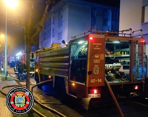 Imagen principal - Un incendio obliga a desalojar de madrugada a decenas de vecinos de La Cantábrica