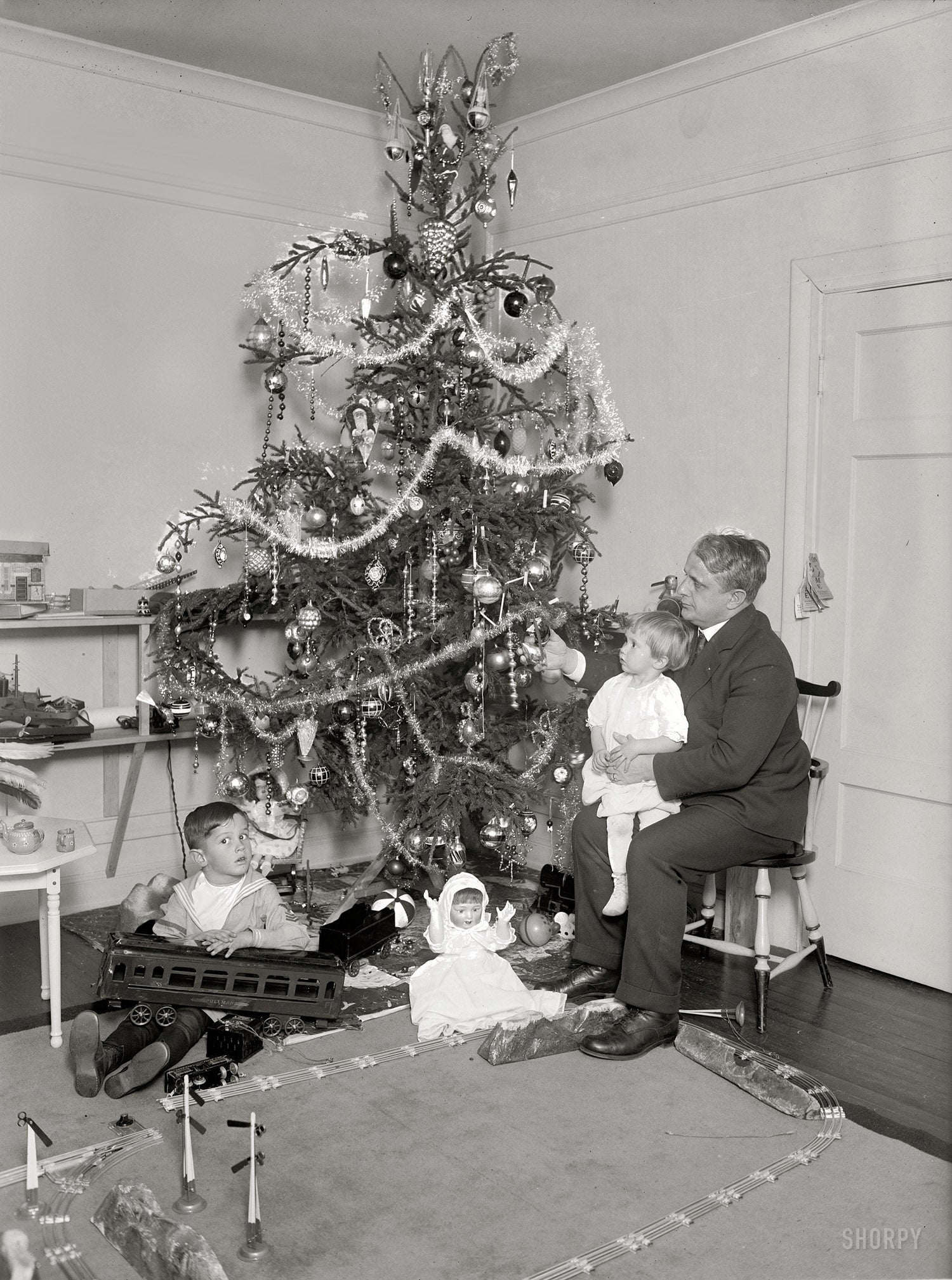 Padre con sus hijos descubriendo sus regalos mágicos.