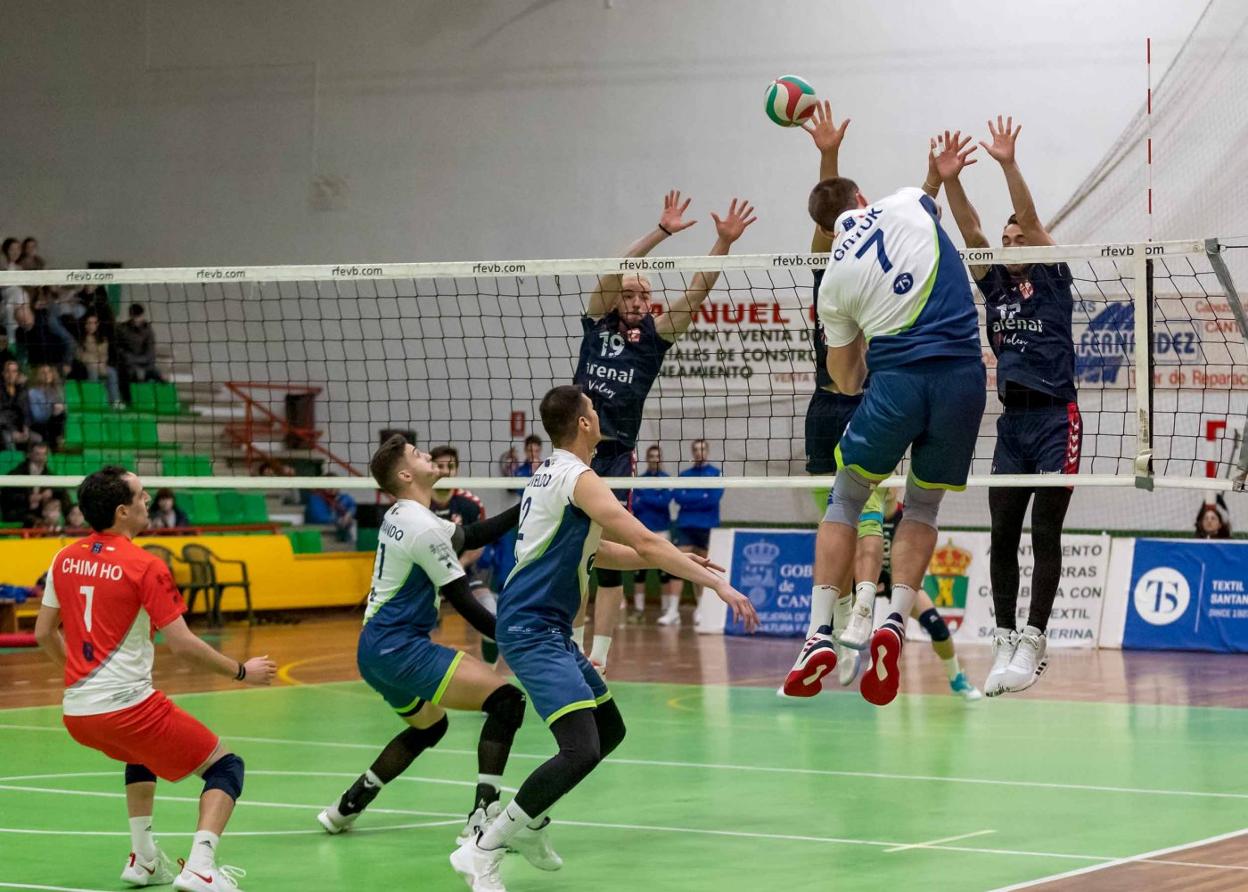 Alex Gryuk remata ante tres jugadores del Emevé en el partido de ayer en el Matilde de la Torre. :: pedro bolado