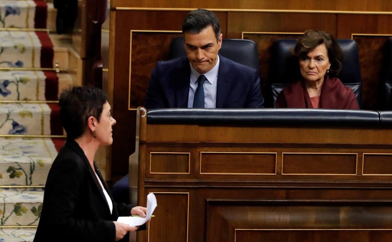 El candidato a la Presidencia del Gobierno, Pedro Sánchez, observa a la portavoz de EH Bildu, Mertxe Aizpurua, tras una de sus intervenciones.