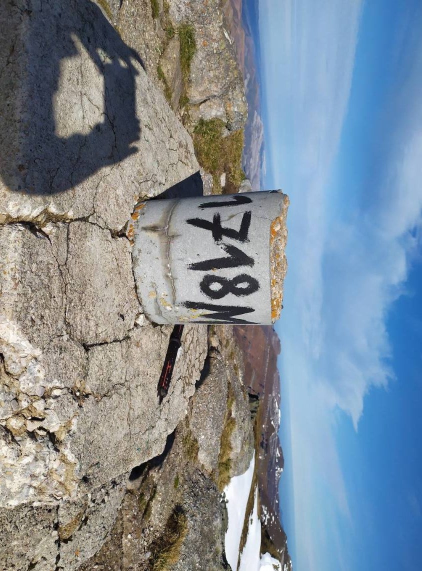 La cima. Al fondo, el Cantábrico.