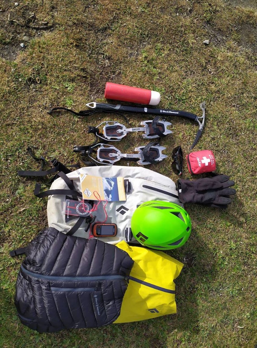 La mochila de Óscar Gogorza con todo lo imprescindible para la ascensión: ropa de abrigo, GPS, mapa, brújula, guantes, botiquín, termo crampones y piolet