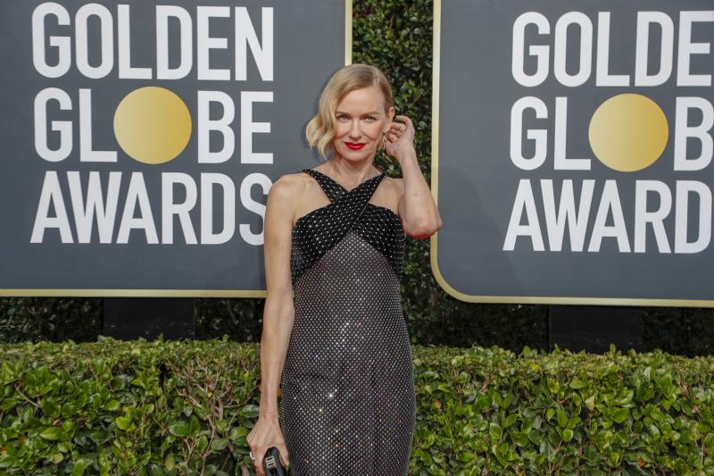 Naomi Watts se declara una de las más elegantes de la noche con un sobrio y estiloso vestido de color negro con brillantes