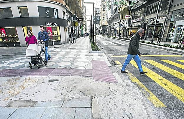 Imagen de la calle Isabel II, donde las obras se han paralizado hasta el día 10. :: roberto ruiz