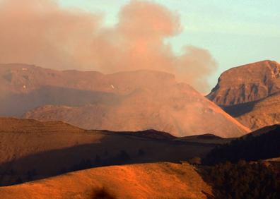 Imagen secundaria 1 - Un incendio provocado está activo en la zona de Peña Negra en Vega de Pas