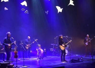 Imagen secundaria 1 - Pájaros volando alto en el teatro