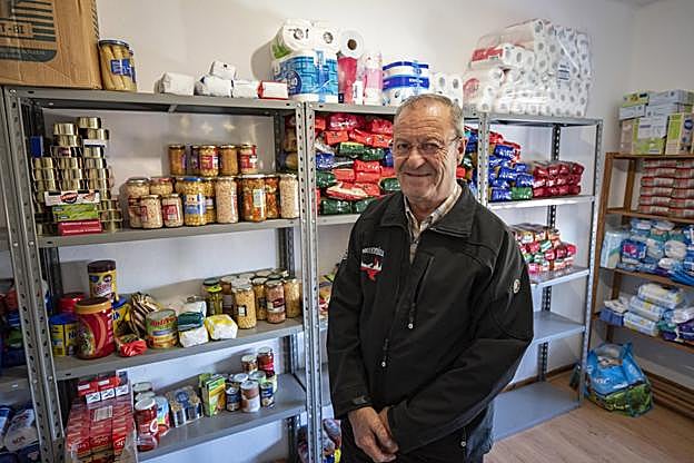 Víctor Lavín, en el almacén de 'Marina Solidaria', en Rubayo. :